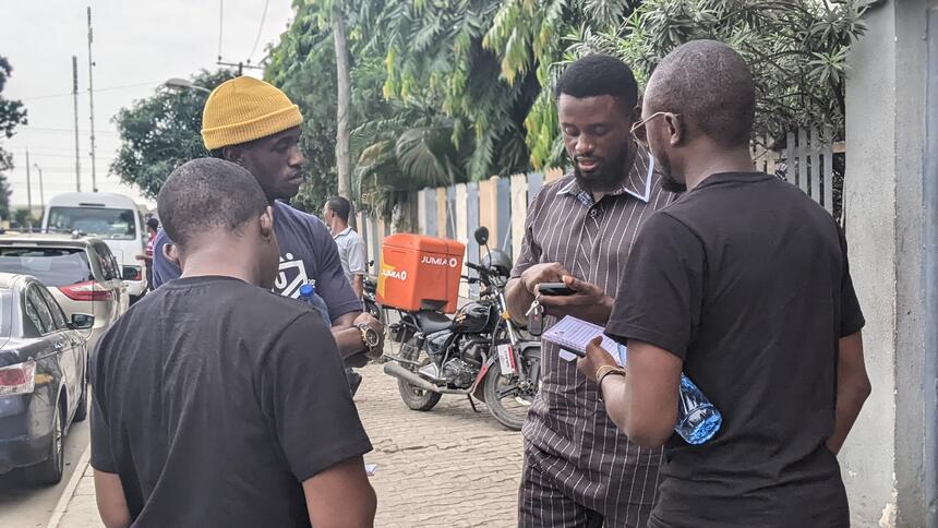 Interviews, notebooks, real answers. Field work, 2022.